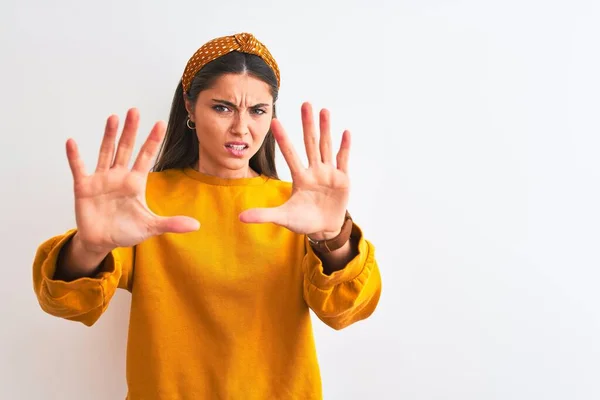 Giovane Bella Donna Indossa Maglione Giallo Diadema Sfondo Bianco Isolato — Foto Stock