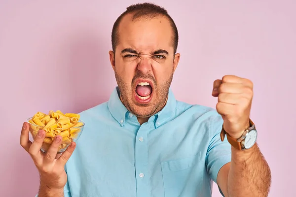 Joven Sosteniendo Tazón Con Pasta Macarrones Pie Sobre Fondo Rosa — Foto de Stock