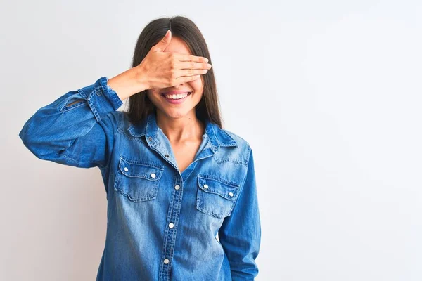 Junge Schöne Frau Lässigem Jeanshemd Vor Isoliertem Weißem Hintergrund Lächelnd — Stockfoto