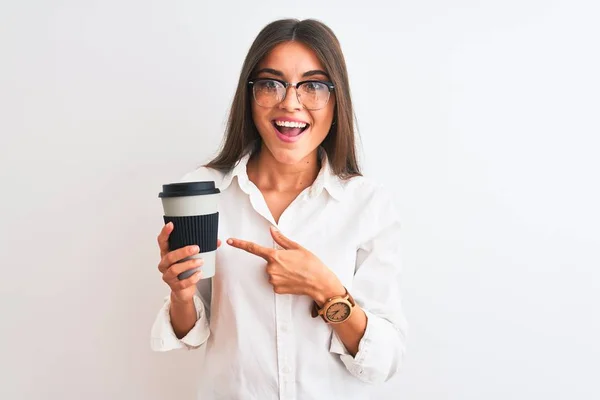 Jovem Empresária Usando Óculos Bebendo Café Sobre Fundo Branco Isolado — Fotografia de Stock