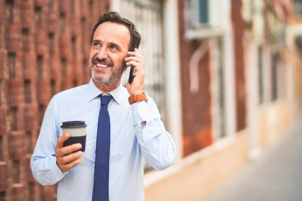 Middelbare Leeftijd Knappe Zakenman Praten Smartphone Drinken Take Away Koffie — Stockfoto