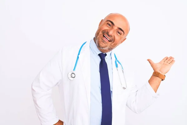 Dokter Usia Pertengahan Yang Mengenakan Stetoskop Dan Dasi Berdiri Atas — Stok Foto