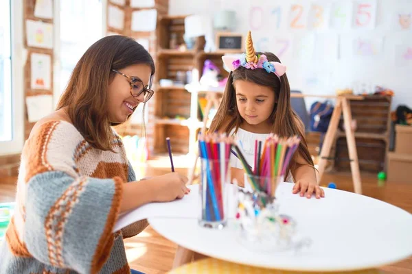 Schöne Lehrerin Und Kleinkind Tragen Einhorn Diadem Zeichnung Mit Papier — Stockfoto