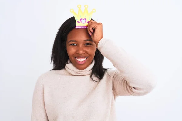 Jovem Afro Americana Vestindo Pretensa Rainha Coroa Sobre Fundo Isolado — Fotografia de Stock