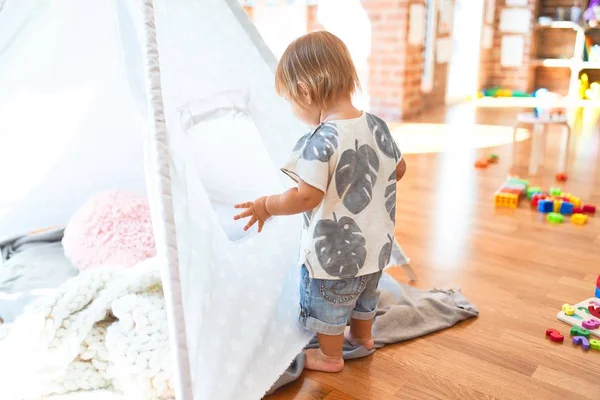 Entzückendes Kleinkind Spielt Kindergarten Jede Menge Spielzeug — Stockfoto