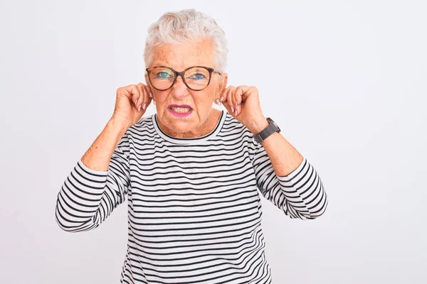 Eine Ältere Grauhaarige Frau Trägt Eine Gestreifte Navy Shirt Brille — Stockfoto