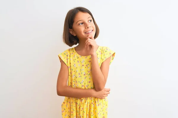 Junges Schönes Mädchen Gelbem Blumenkleid Das Über Isoliertem Weißem Hintergrund — Stockfoto