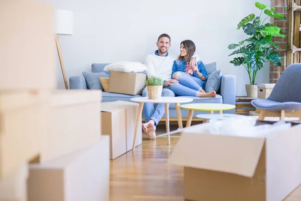 Feliz Jovem Casal Mudando Para Novo Apartamento — Fotografia de Stock