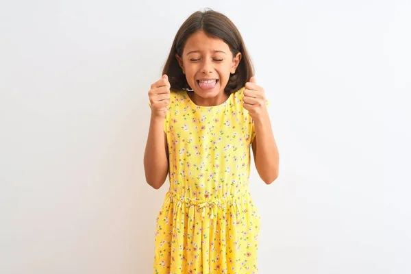 Gadis Cantik Mengenakan Gaun Bunga Kuning Berdiri Atas Latar Belakang — Stok Foto