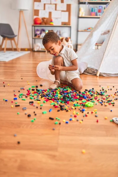 Vackra Afrikanska Amerikanska Småbarn Leker Med Små Byggstenar Dagis — Stockfoto