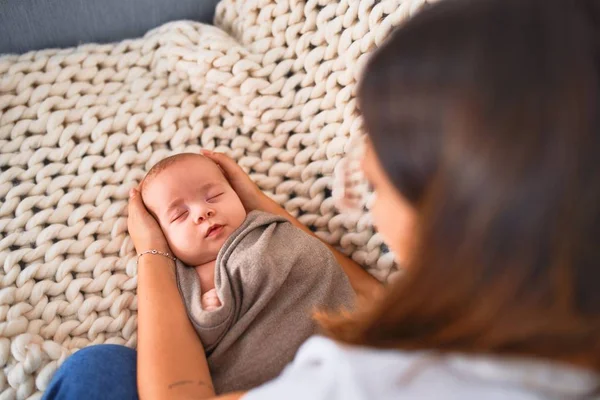 年轻美丽的女人和她的孩子在家里的沙发上盖着毛毯 新生儿和母亲放松和舒适地休息 — 图库照片