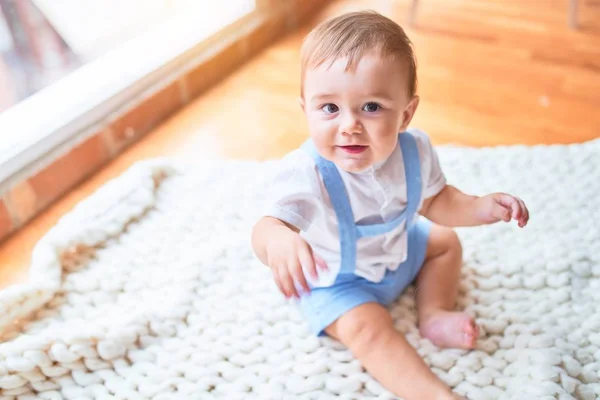 Anaokulunda Battaniyeye Oturmuş Gülümseyen Güzel Bir Bebek — Stok fotoğraf