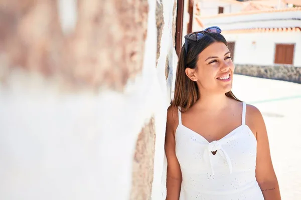 Mooi Meisje Leunend Witte Muur Jong Vriendelijke Vrouw Glimlachen Gelukkig — Stockfoto