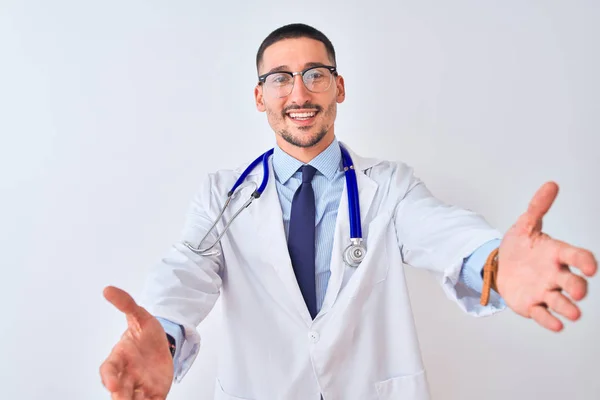 Młody Lekarz Noszący Stetoskop Odosobnionym Tle Patrzący Kamerę Uśmiechający Się — Zdjęcie stockowe