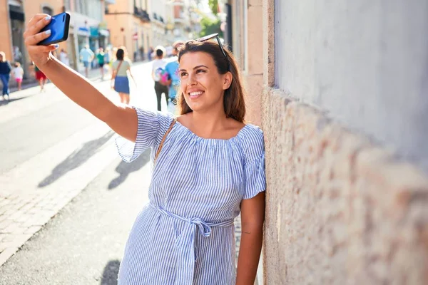 Joven Hermosa Mujer Sonriendo Feliz Caminando Por Las Calles Ciudad — Foto de Stock