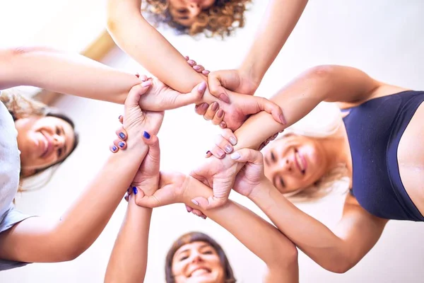 Junge Schöne Sportlerinnen Machen Geste Mit Den Händen — Stockfoto