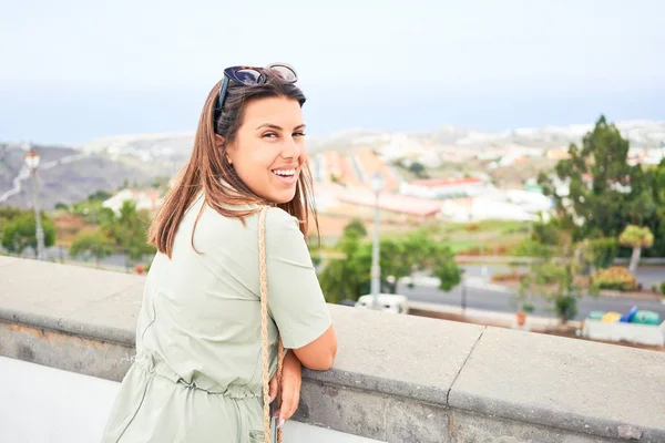 Giovane Bella Donna Balcone Della Città Godendo Della Vista Sulla — Foto Stock