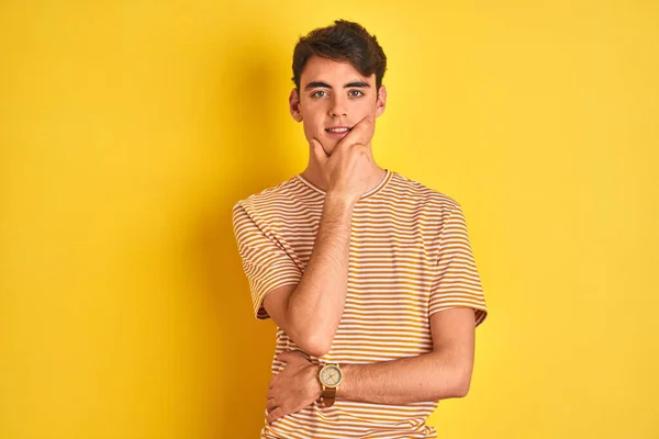 Teenager Junge Mit Gelbem Shirt Vor Isoliertem Hintergrund Der Selbstbewusst — Stockfoto