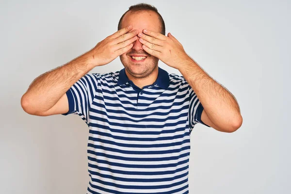 Hombre Joven Con Polo Rayas Casual Pie Sobre Fondo Blanco — Foto de Stock