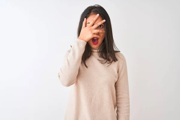 Mulher Chinesa Bonita Vestindo Camisola Gola Alta Sobre Fundo Branco — Fotografia de Stock