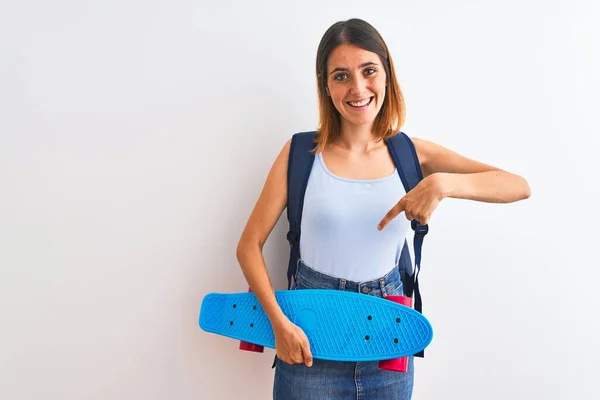 Mulher Estudante Ruiva Bonita Vestindo Uma Mochila Skate Muito Feliz — Fotografia de Stock