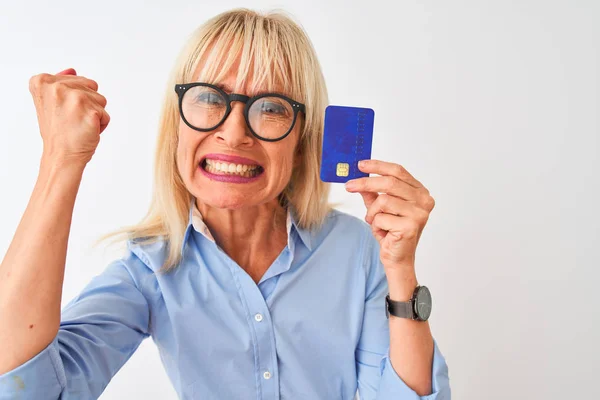 Geschäftsfrau Mittleren Alters Mit Brille Kreditkarte Über Isoliertem Weißem Hintergrund — Stockfoto