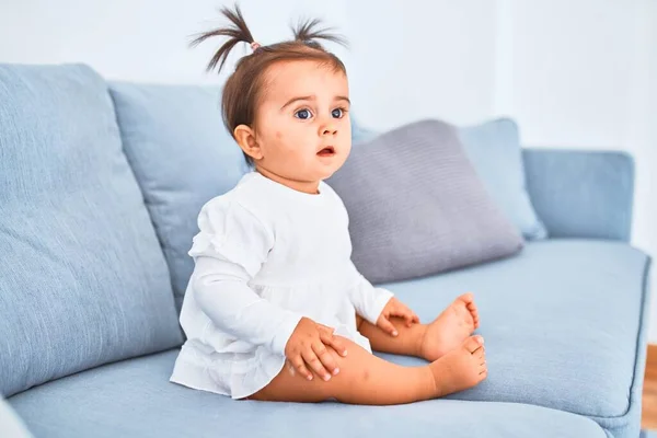 Vackra Spädbarn Glad Dagis Runt Färgglada Leksaker Soffan — Stockfoto