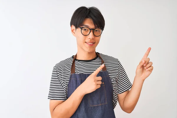 Homem Barman Chinês Vestindo Avental Óculos Sobre Fundo Branco Isolado — Fotografia de Stock