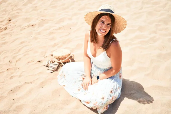 Młoda Piękna Kobieta Uśmiechnięta Szczęśliwa Ciesząc Się Letnimi Wakacjami Plaży — Zdjęcie stockowe