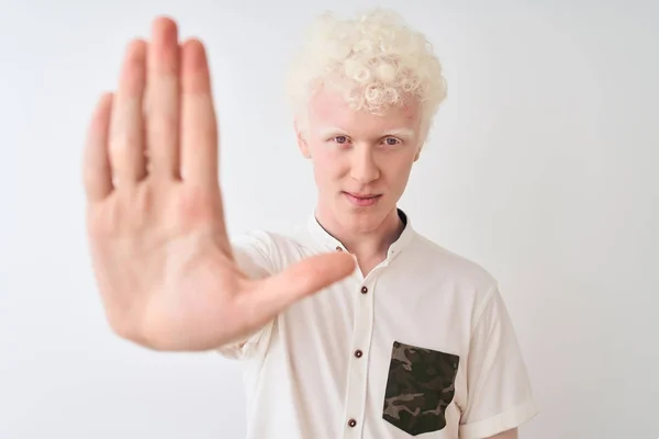 Ung Albino Blond Man Bär Casual Skjorta Stående Över Isolerad — Stockfoto