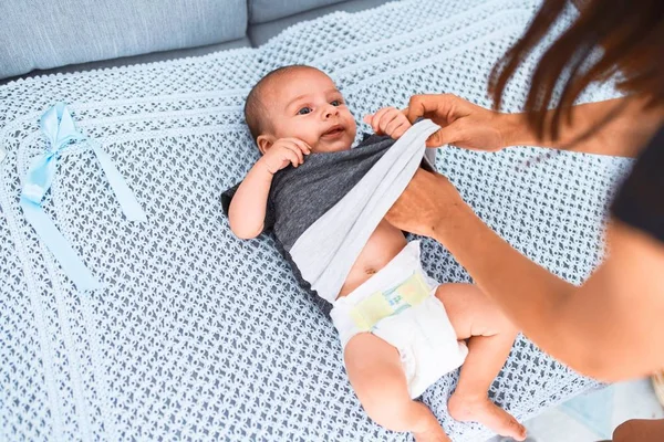 Schattige Baby Liggend Bank Thuis Pasgeboren Ontspannen Rusten Comfortabel — Stockfoto