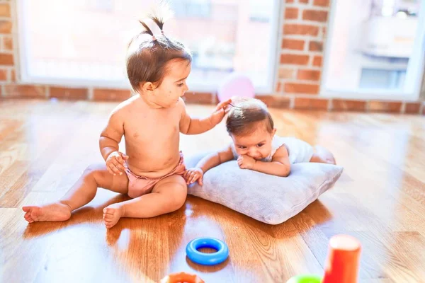 Güzel Bebek Mutlu Kızlar Evde Anaokulunda Birlikte Oynuyorlar Tahta Zeminde — Stok fotoğraf