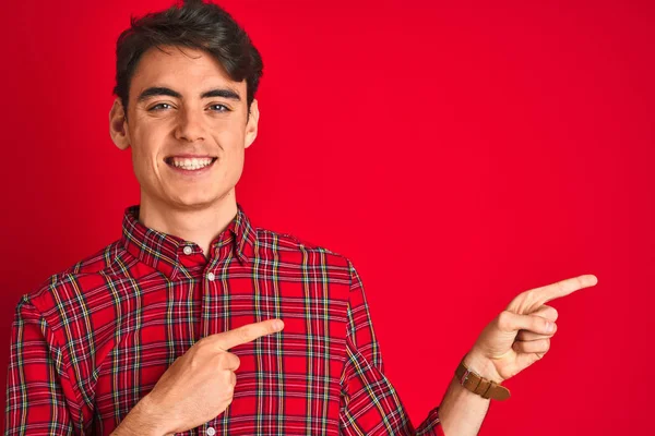 Adolescente Menino Vestindo Camisa Vermelha Sobre Fundo Isolado Sorrindo Olhando — Fotografia de Stock