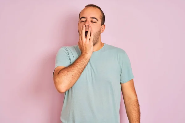 Joven Hombre Vistiendo Azul Casual Camiseta Pie Sobre Fondo Rosa — Foto de Stock