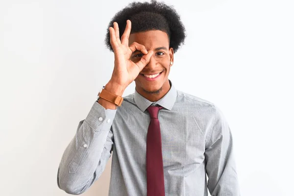 若いアフリカ系アメリカ人のビジネスマンの上に立ってネクタイを身に着けています孤立した白い背景をしています手笑顔でOkジェスチャー 目を通して指で幸せな顔 — ストック写真