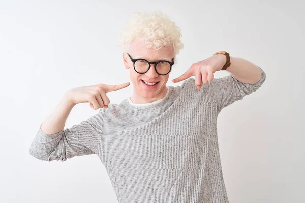Ung Albinoblond Mann Med Stripet Skjorte Briller Isolert Hvit Bakgrunn – stockfoto