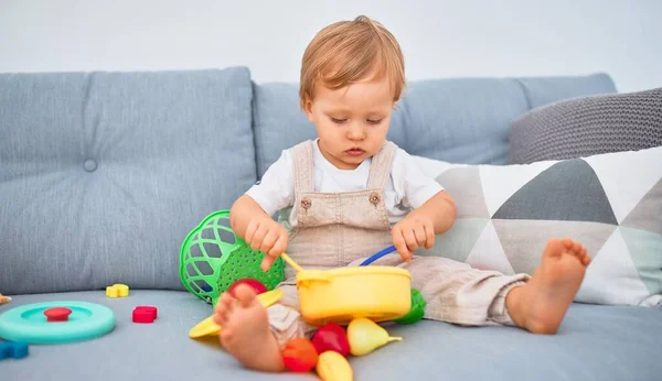 Adorável Criança Loira Sentada Sofá Brincando Com Brinquedos Refeições Plástico — Fotografia de Stock