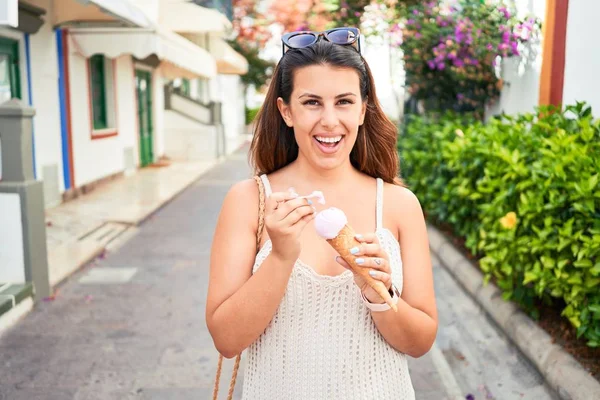 Joven Hermosa Mujer Comiendo Helado Cono Día Soleado Verano Vacaciones —  Fotos de Stock