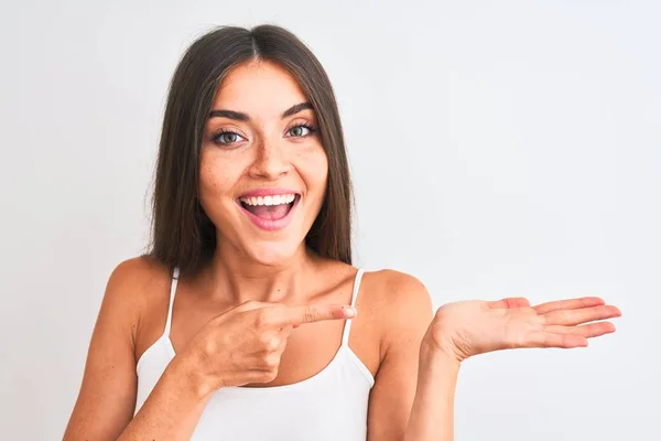 Jovem Mulher Bonita Vestindo Camiseta Casual Sobre Fundo Branco Isolado — Fotografia de Stock