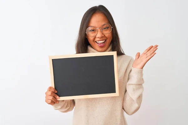 Jonge Chinese Vrouw Draagt Bril Houden Schoolbord Geïsoleerde Witte Achtergrond — Stockfoto