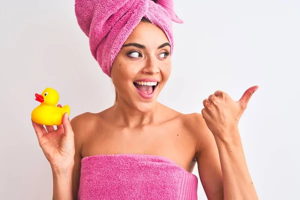 Joven Hermosa Mujer Usando Toalla Ducha Sosteniendo Pato Sobre Fondo —  Fotos de Stock