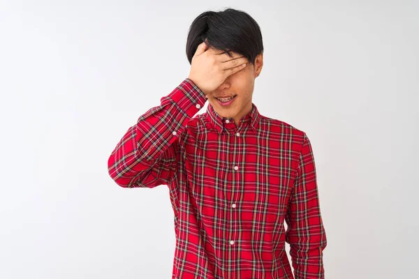 Jonge Chinese Man Draagt Casual Rood Shirt Staan Geïsoleerde Witte — Stockfoto