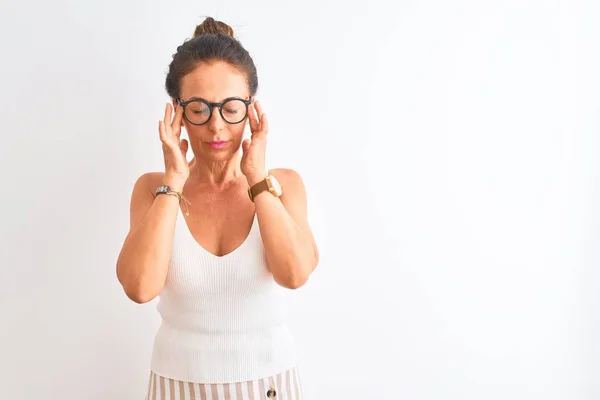 Frau Mittleren Alters Lässigem Shirt Und Brille Die Vor Isoliertem — Stockfoto