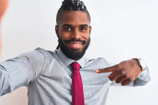 Αφροαμερικανός Επιχειρηματίας Κάνει Selfie Από Την Κάμερα Πάνω Από Απομονωμένο — Φωτογραφία Αρχείου
