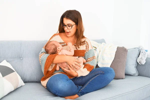 Genç Güzel Bir Kadın Bebeği Evdeki Kanepede Yeni Doğan Anne — Stok fotoğraf