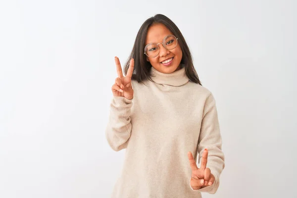 Giovane Donna Cinese Indossa Maglione Dolcevita Occhiali Sfondo Bianco Isolato — Foto Stock