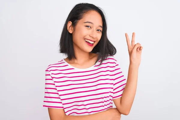 Jovem Chinesa Vestindo Camiseta Listrada Sobre Fundo Branco Isolado Sorrindo — Fotografia de Stock