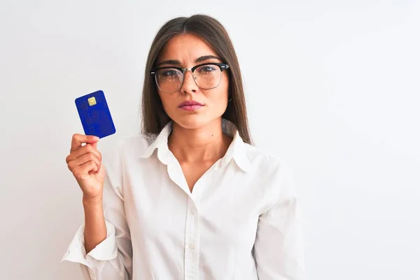 Młoda Bizneswoman Nosząca Okulary Kartą Kredytową Odizolowanym Białym Tle Pewnym — Zdjęcie stockowe