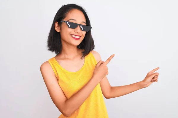 Mladý Krásný Číňan Žena Sobě Thug Život Sluneční Brýle Přes — Stock fotografie
