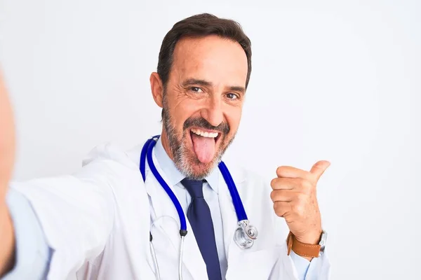 Médico Mediana Edad Hombre Usando Estetoscopio Hacer Selfie Sobre Fondo — Foto de Stock